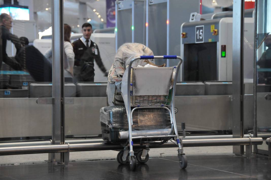 İstanbul Havalimanı'nda yaşamaya başladı. Terminal filmi Türkiye'de gerçek oldu 6